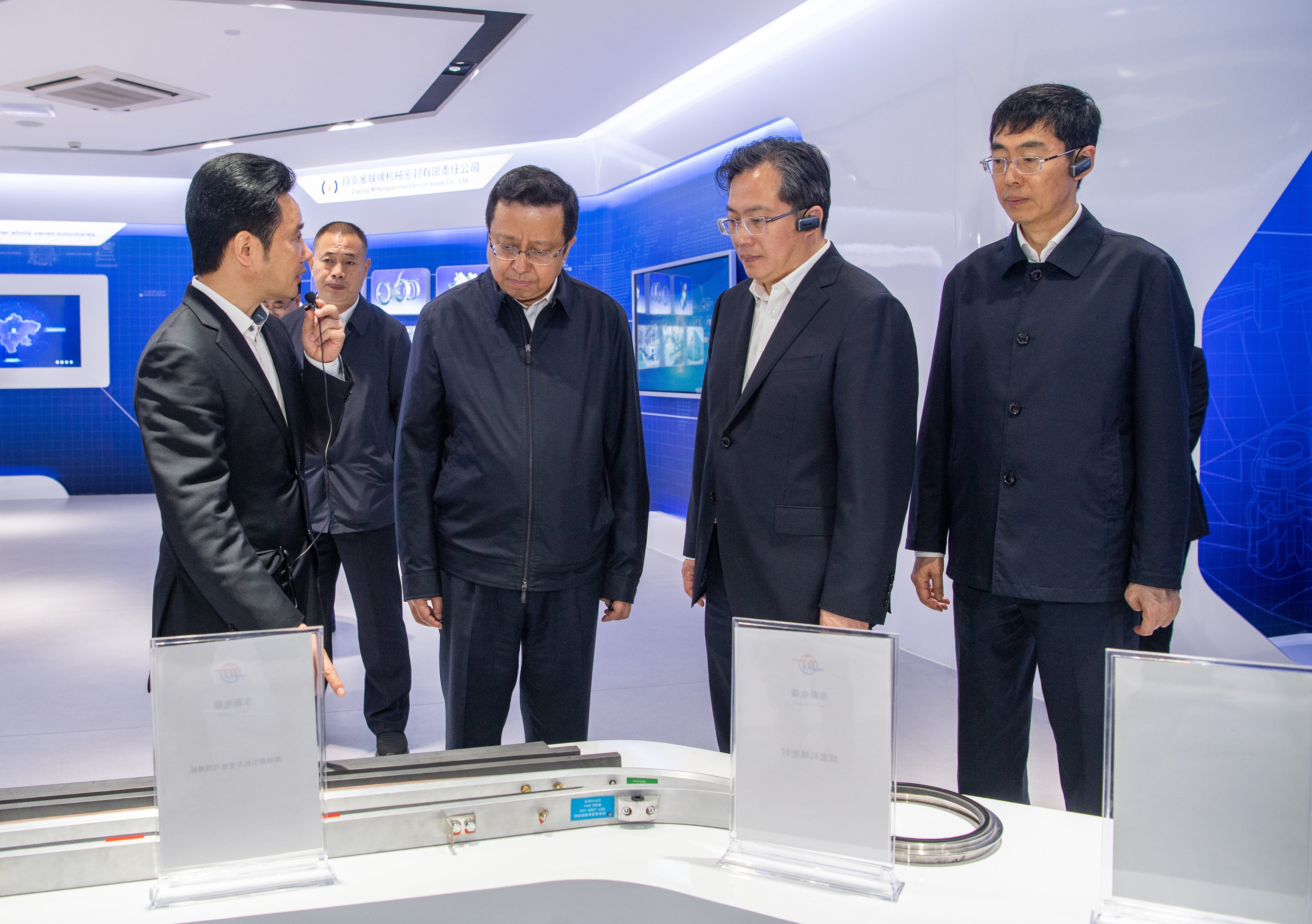 4月25日，眉山市党政代表团在自贡运输机械集团股份有限公司考察学习。眉山日报全媒体记者 杨槐 摄