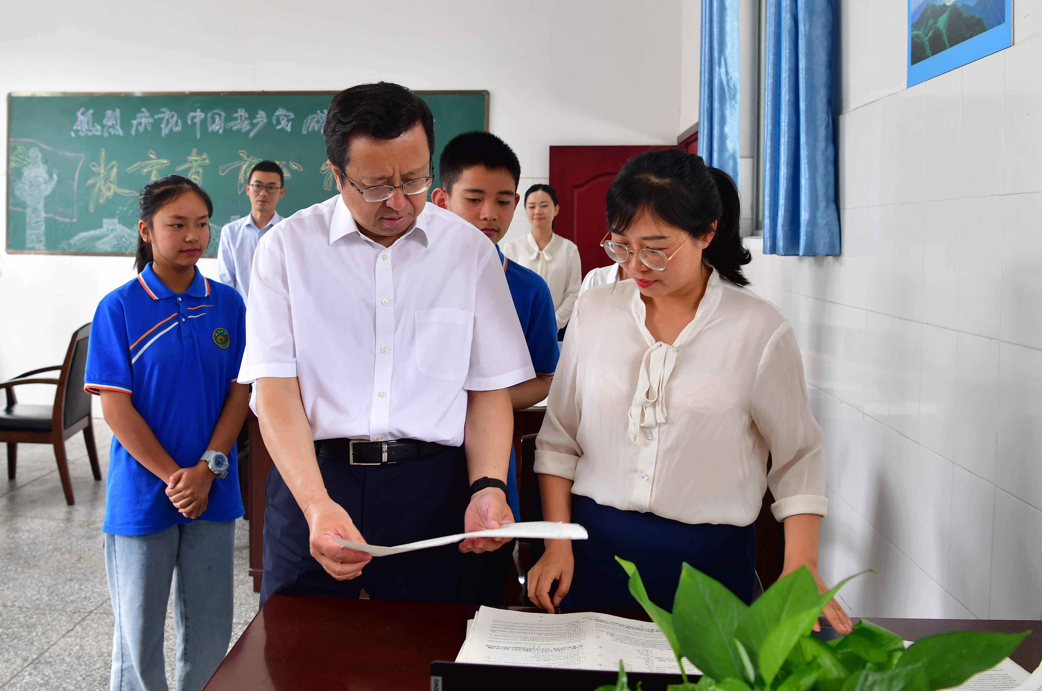6月21日，慕新海在洪雅县花溪初级中学校与师生亲切交谈，了解学生学习、教师讲课、学校管理等方面情况。眉山日报全媒体记者 杨槐 摄