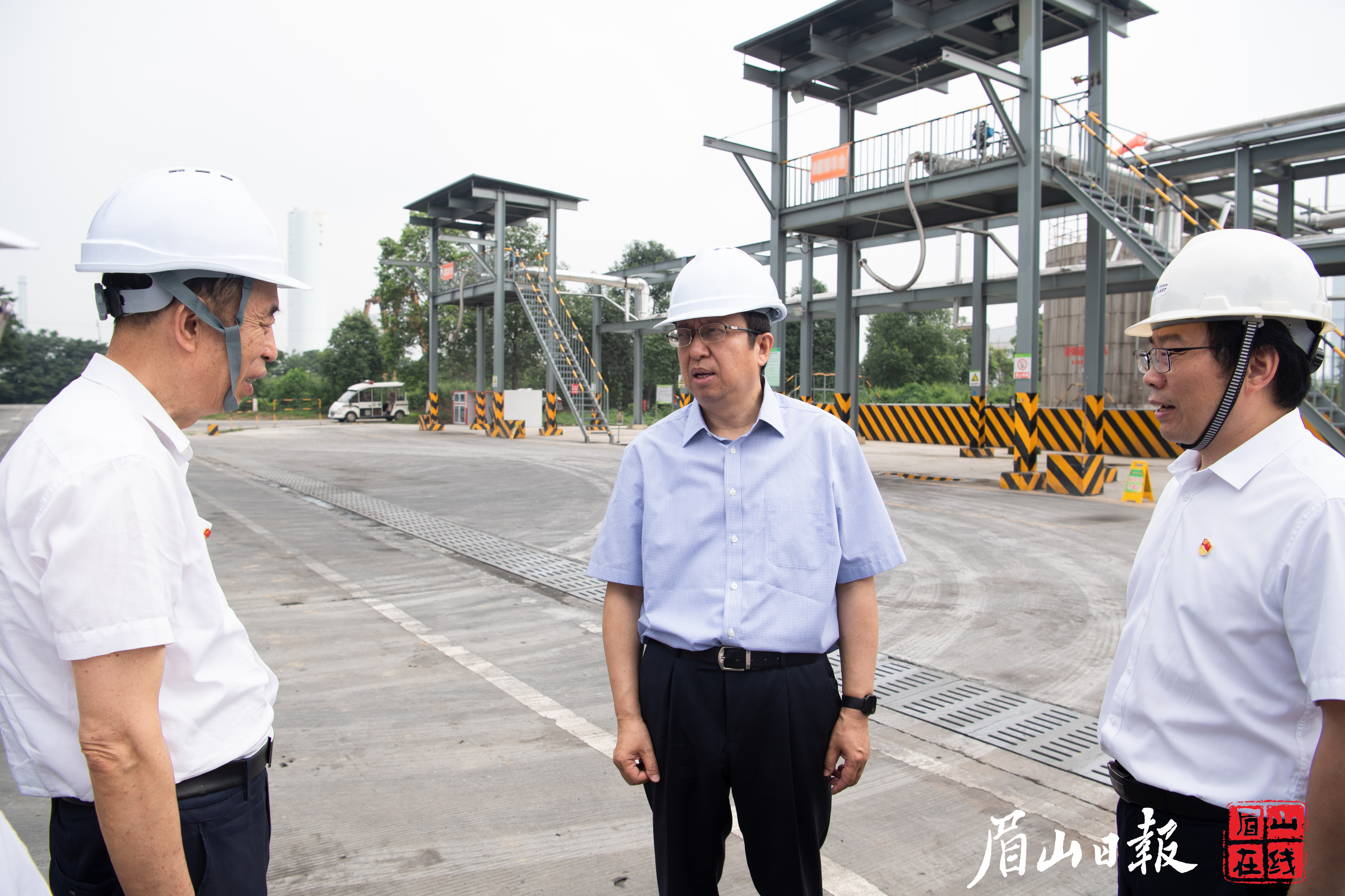 6月26日，慕新海在东坡区四川金象赛瑞化工股份有限公司调研督导企业安全生产工作。