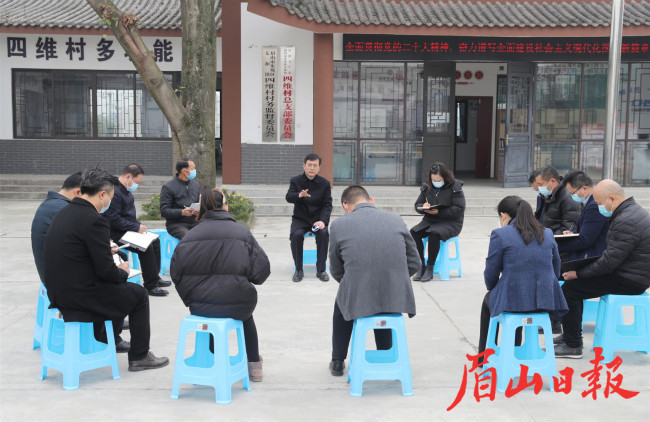  12月8日，胡元坤在东坡区太和镇四维村宣讲党的二十大精神和省委十二届二次全会精神。眉山日报全媒体记者 雷同 摄