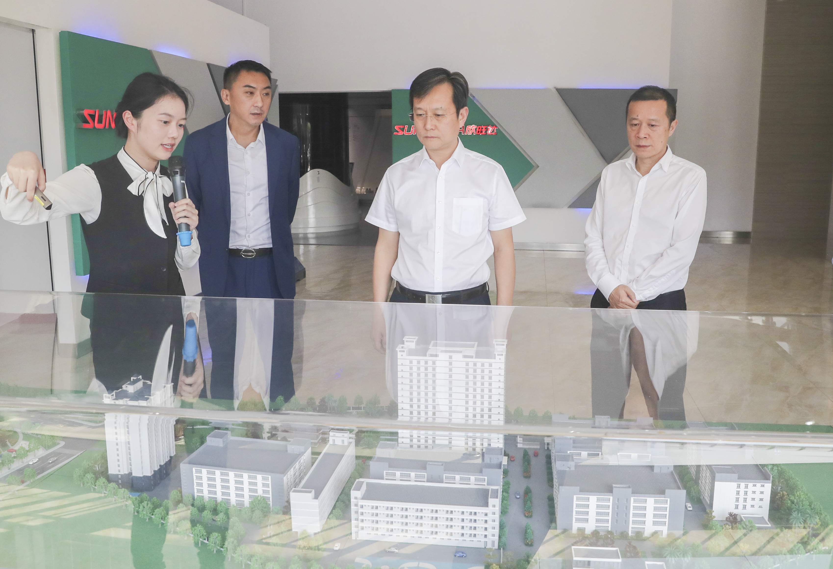 11月1日，胡元坤在深圳市欣旺达电子股份有限公司，实地了解企业生产经营、产品研发、产业布局等情况。眉山日报全媒体记者 雷同 摄