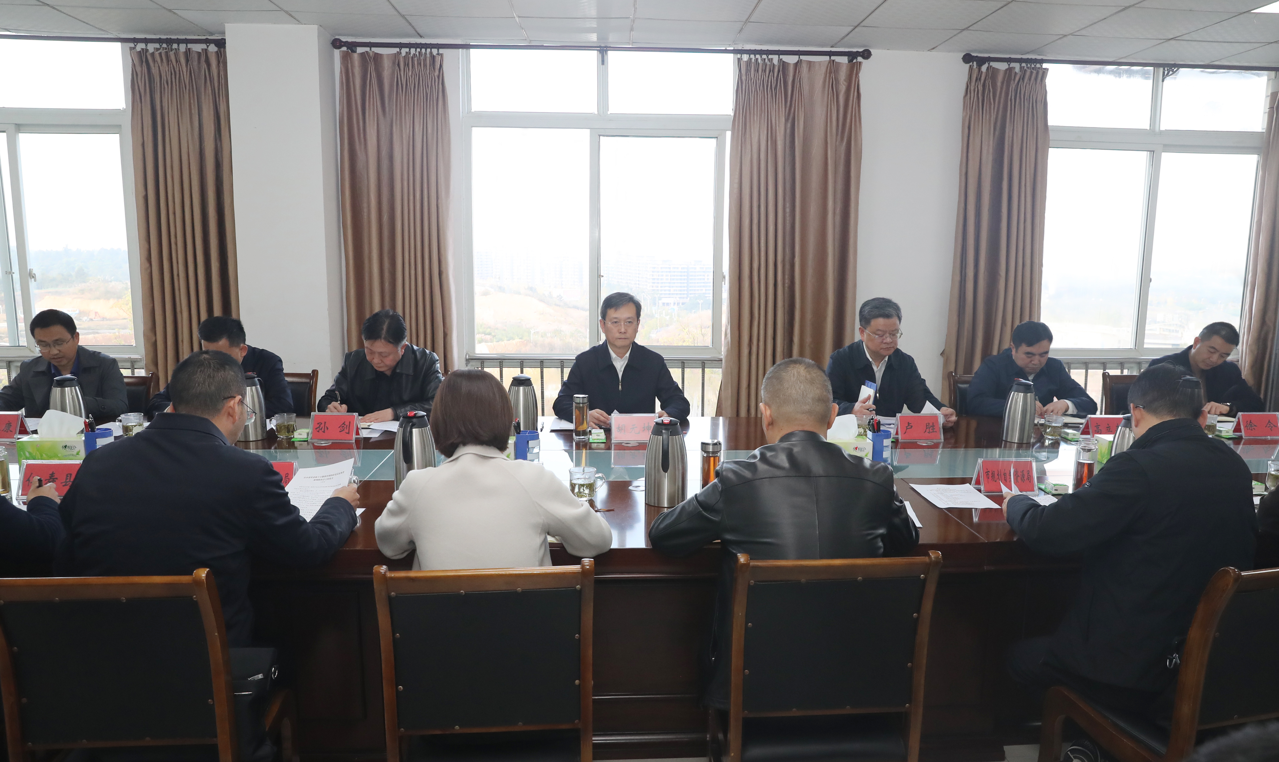 11月22日，胡元坤主持召开座谈会。
