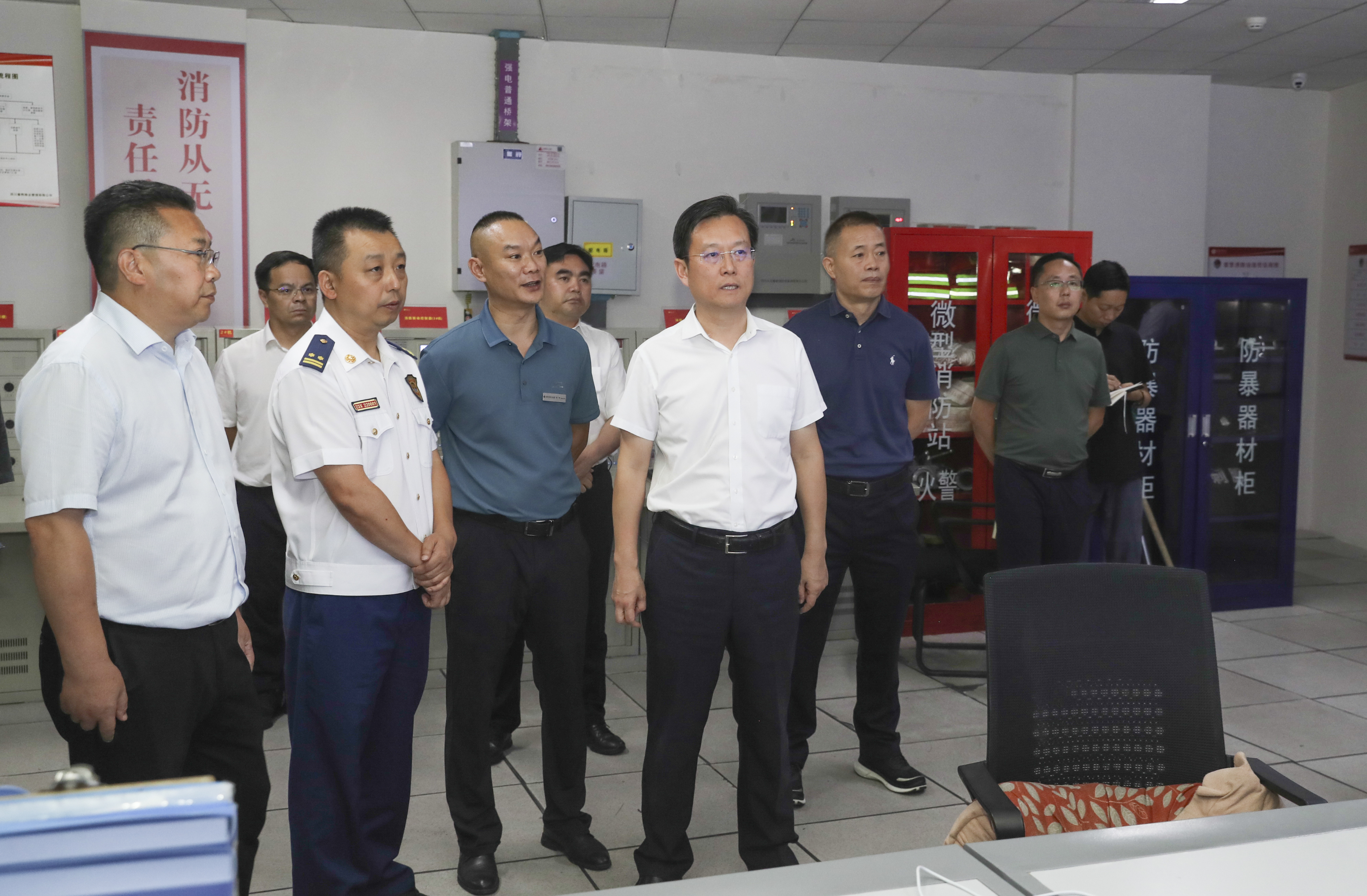7月21日，胡元坤在东坡区春熙广场消防控制室，调研督导消防安全工作落实情况。