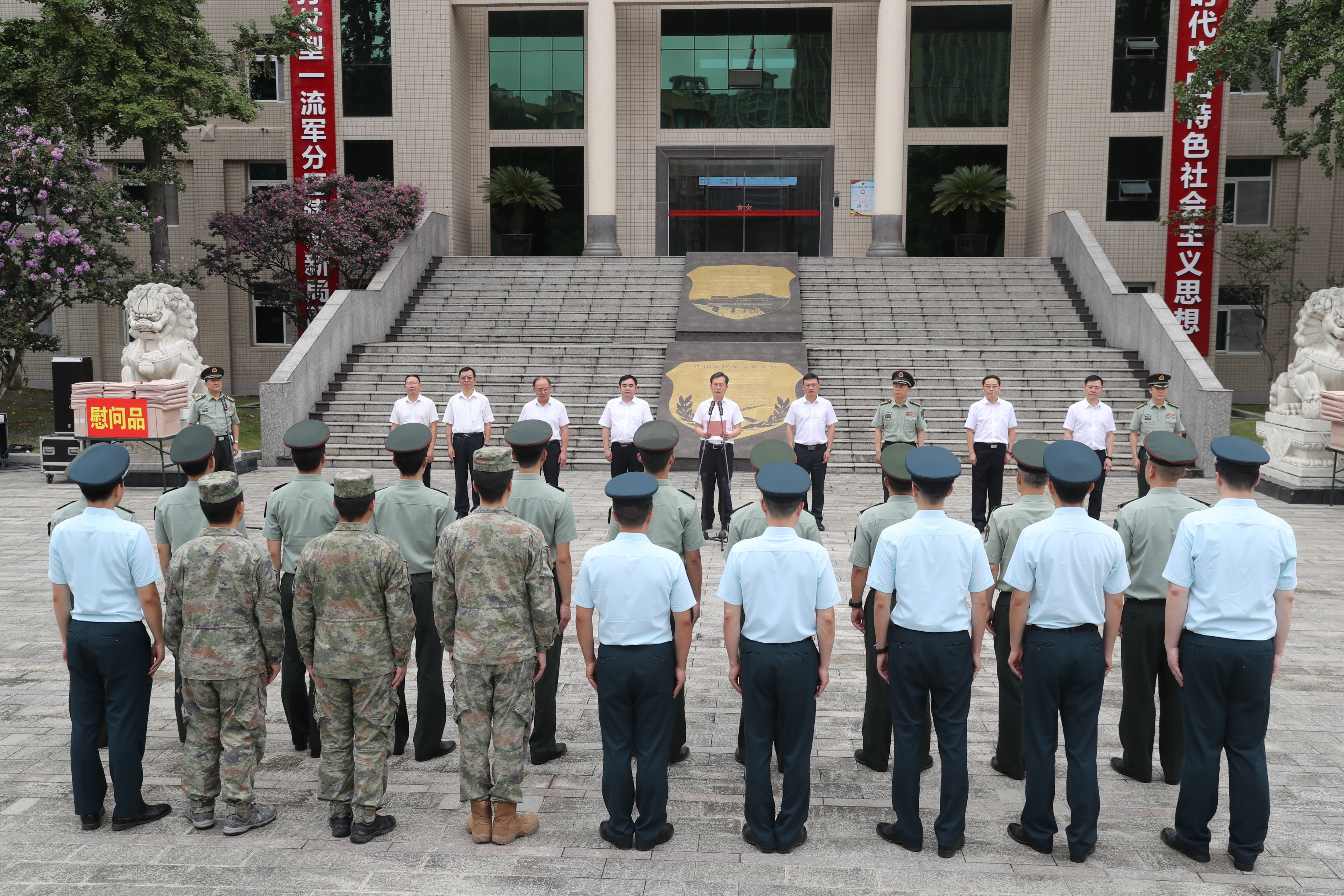 7月29日，胡元坤率拥军慰问团，在眉山军分区开展2024年“八一”拥军慰问活动。雷同 图.JPG