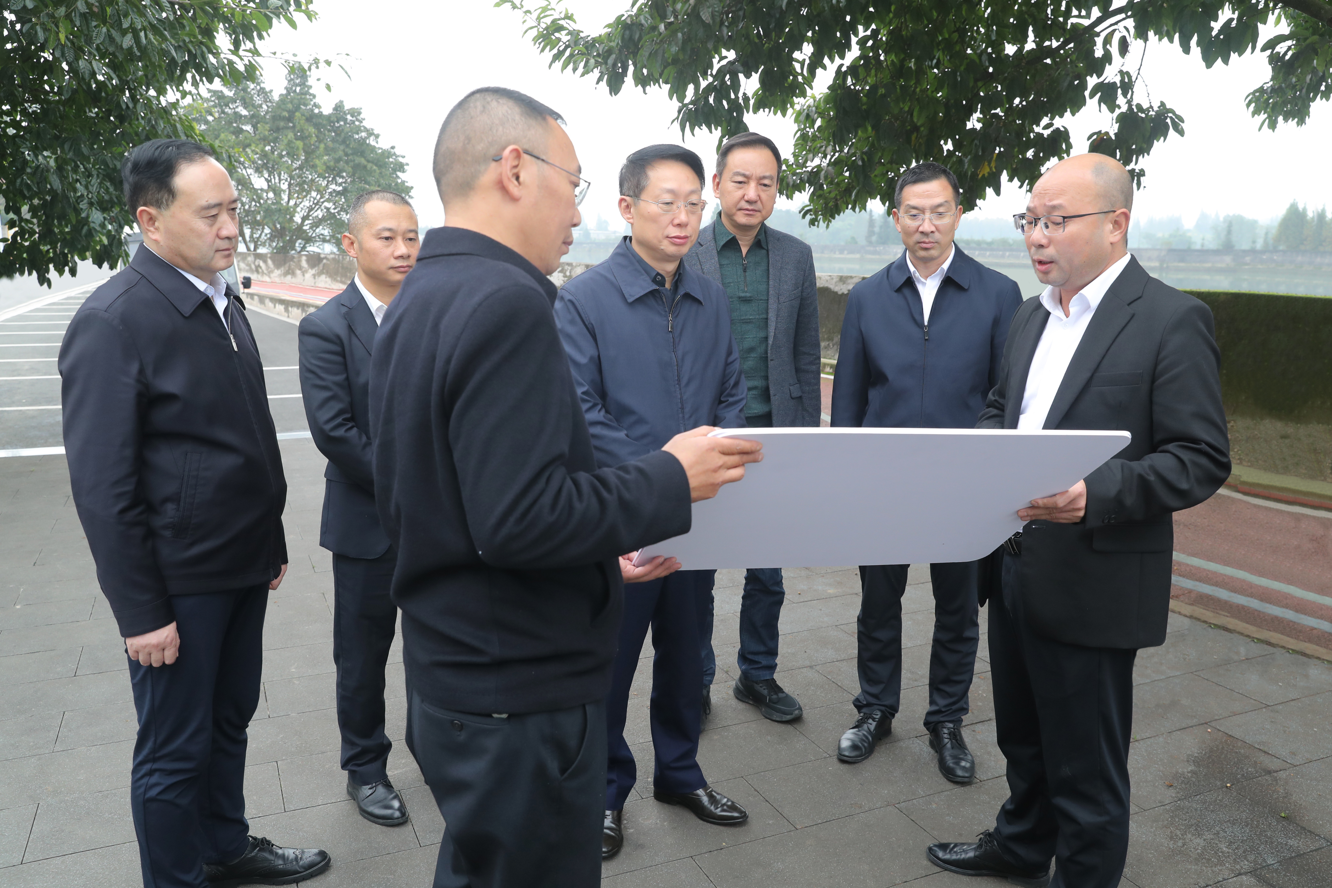 11月14日，黄河在青衣江洪雅县中保左岸段，调研督导青衣江河长制落实及防洪工程建设情况。.jpg