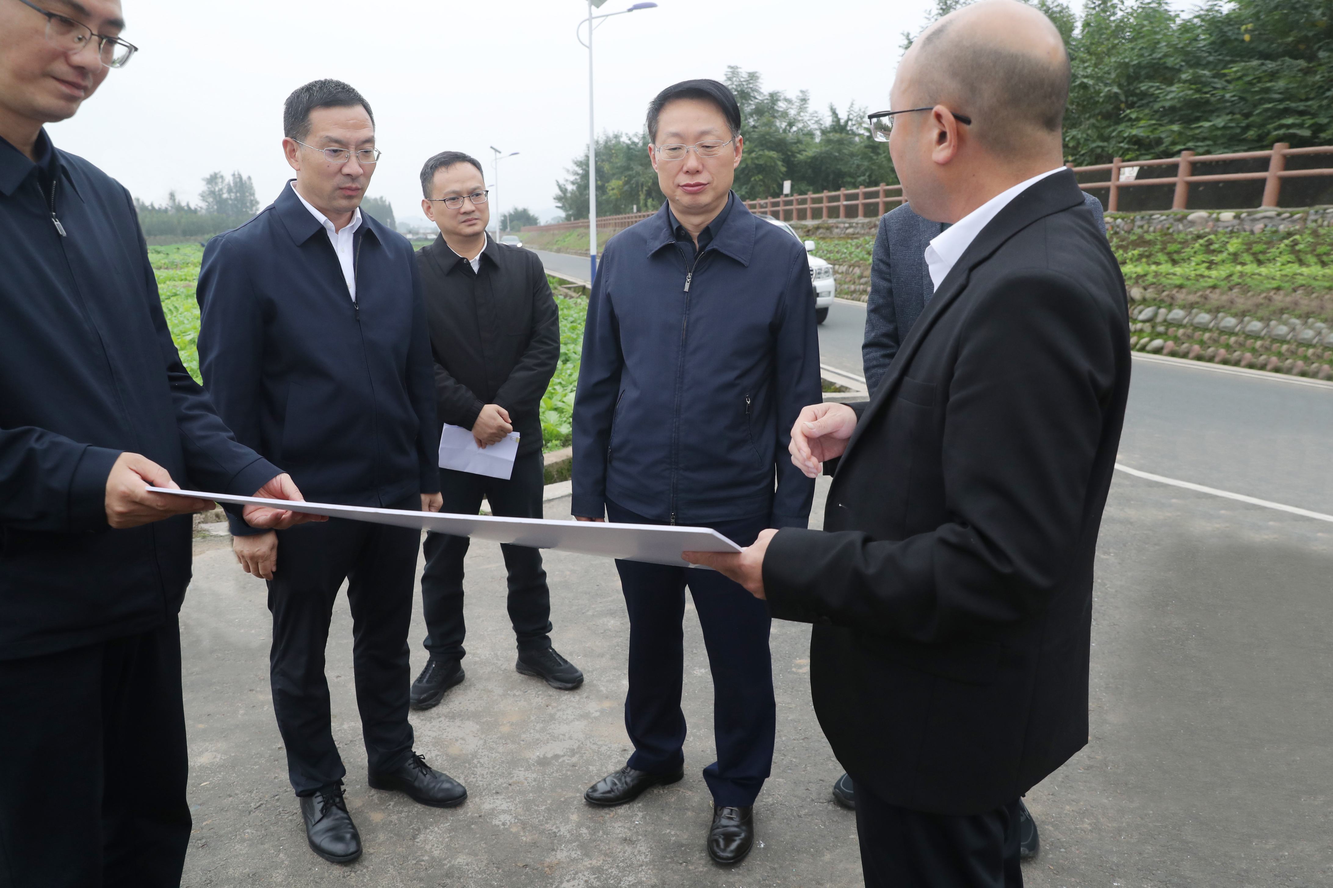 11月14日，黄河在洪雅县粮食园区耕地恢复工程示范区建设项目（一期），调研督导落实耕地保护和粮食安全责任制、推进田长制工作情况。.jpg