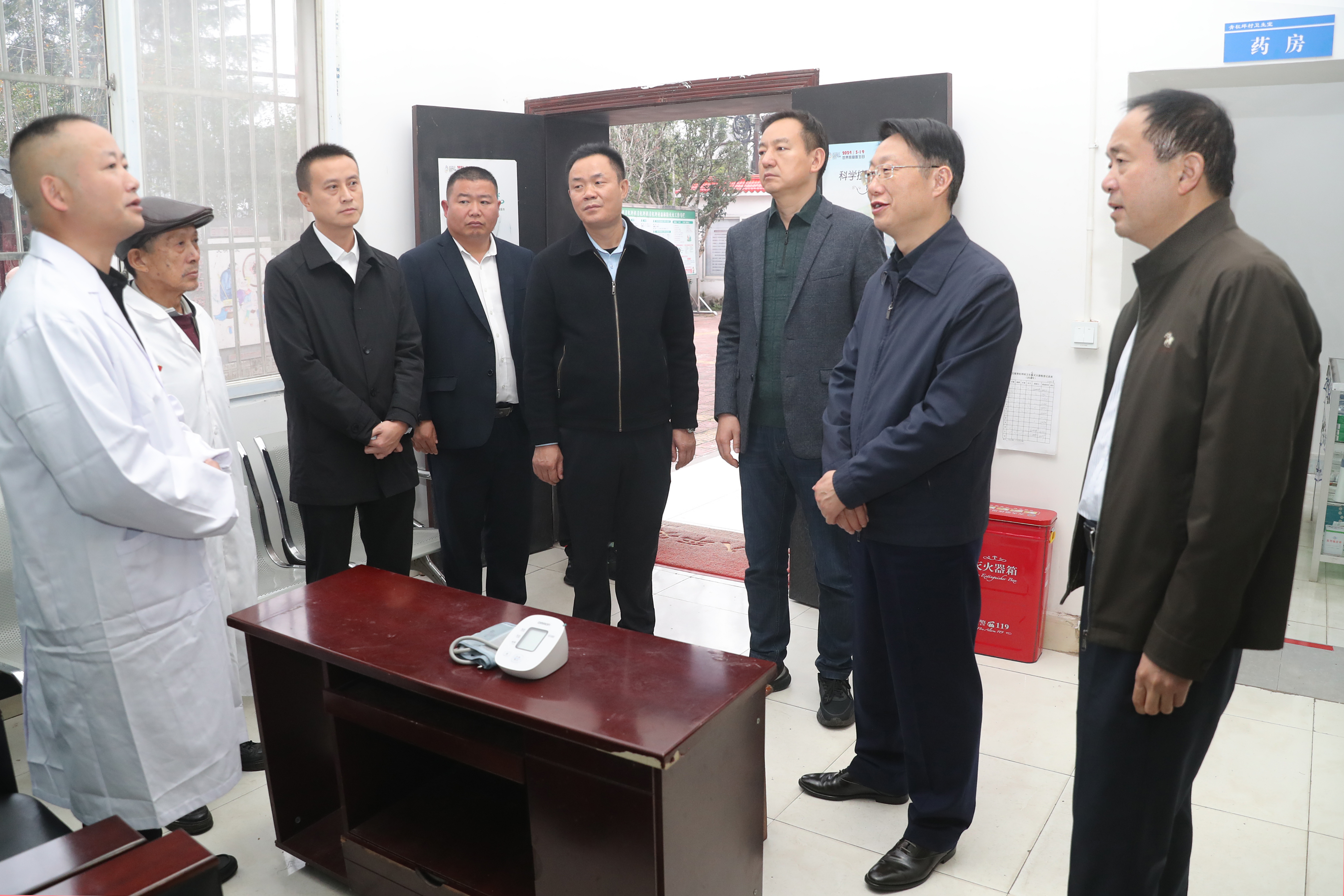11月14日，黄河在洪雅县止戈镇青杠坪村卫生室，调研督导乡村医疗卫生体系建设等情况。.jpg
