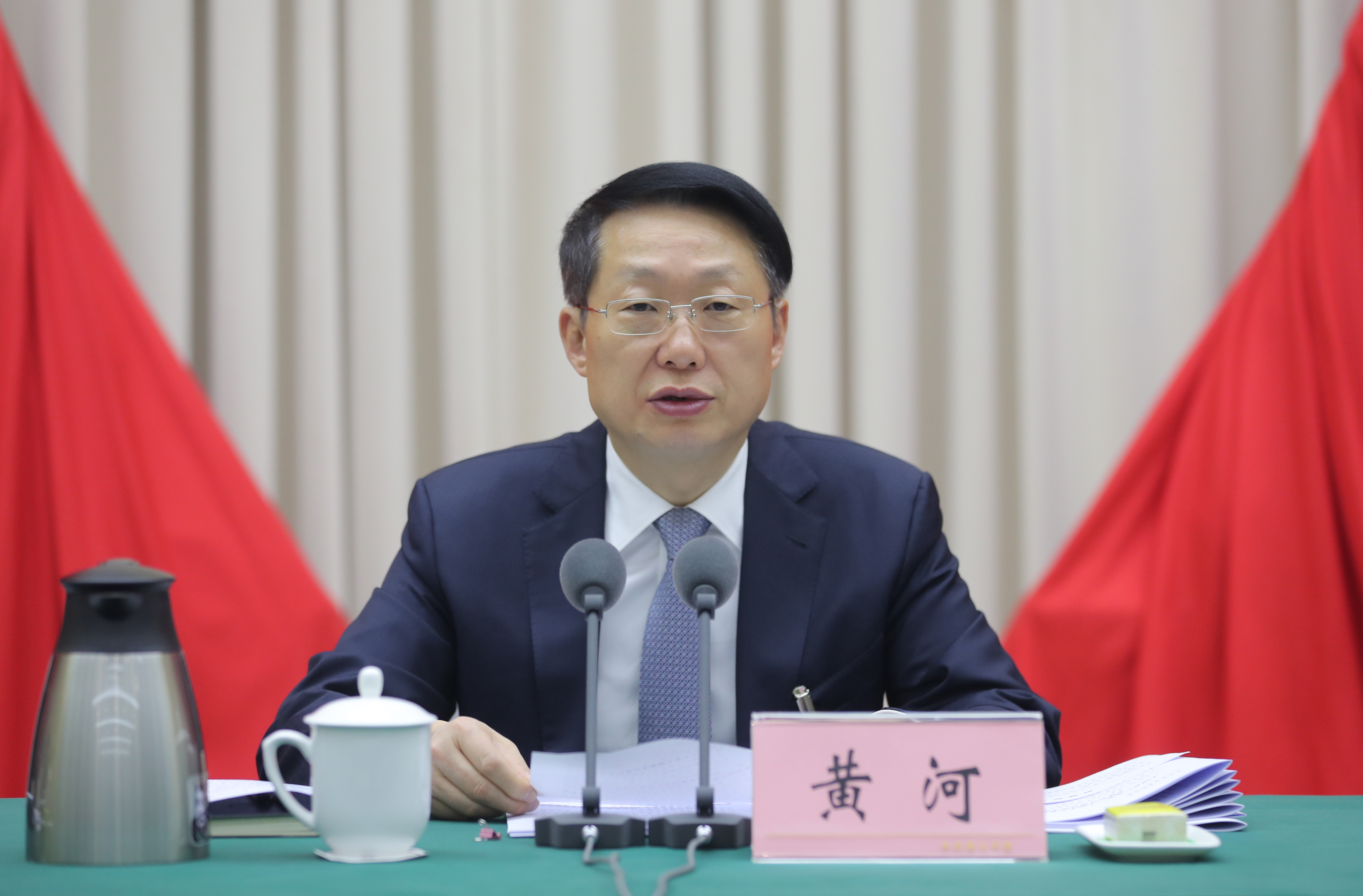 市委书记黄河讲话。