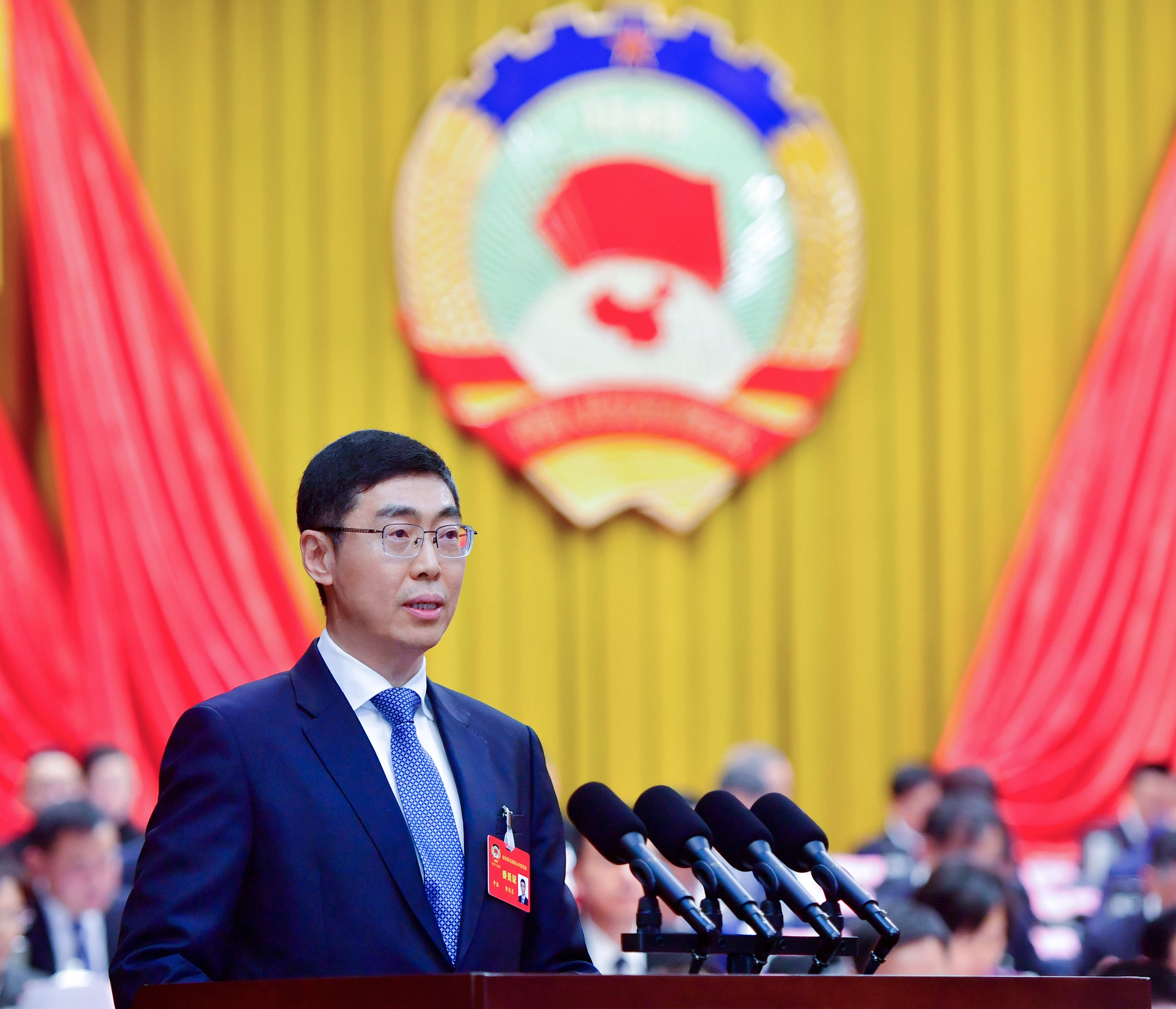 市政协主席黄剑东代表政协第五届眉山市委员会常务委员会向大会作工作报告。眉山融媒记者 廖波 摄