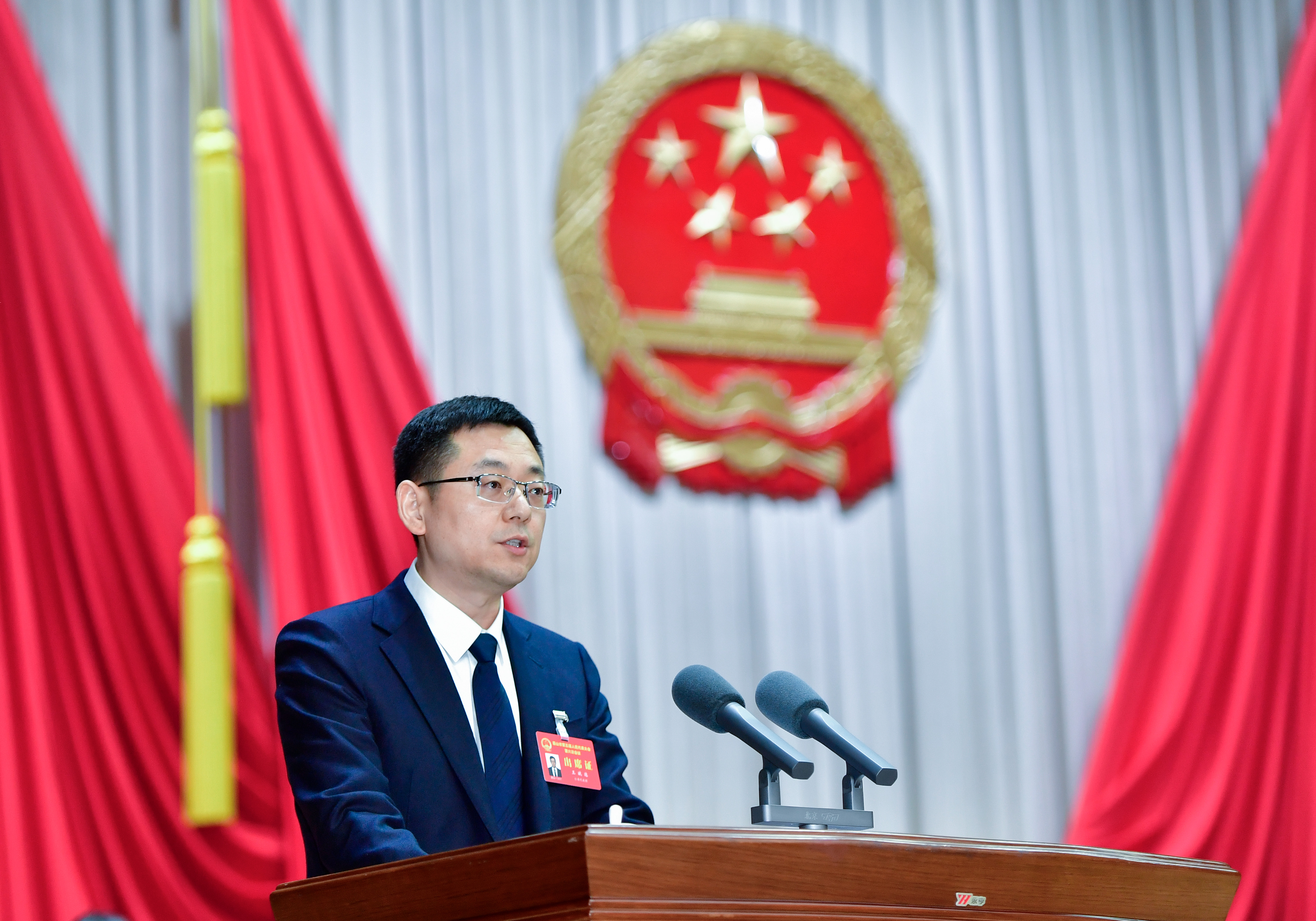 市人民政府代理市长王斌达作政府工作报告。眉山融媒记者 廖波 摄