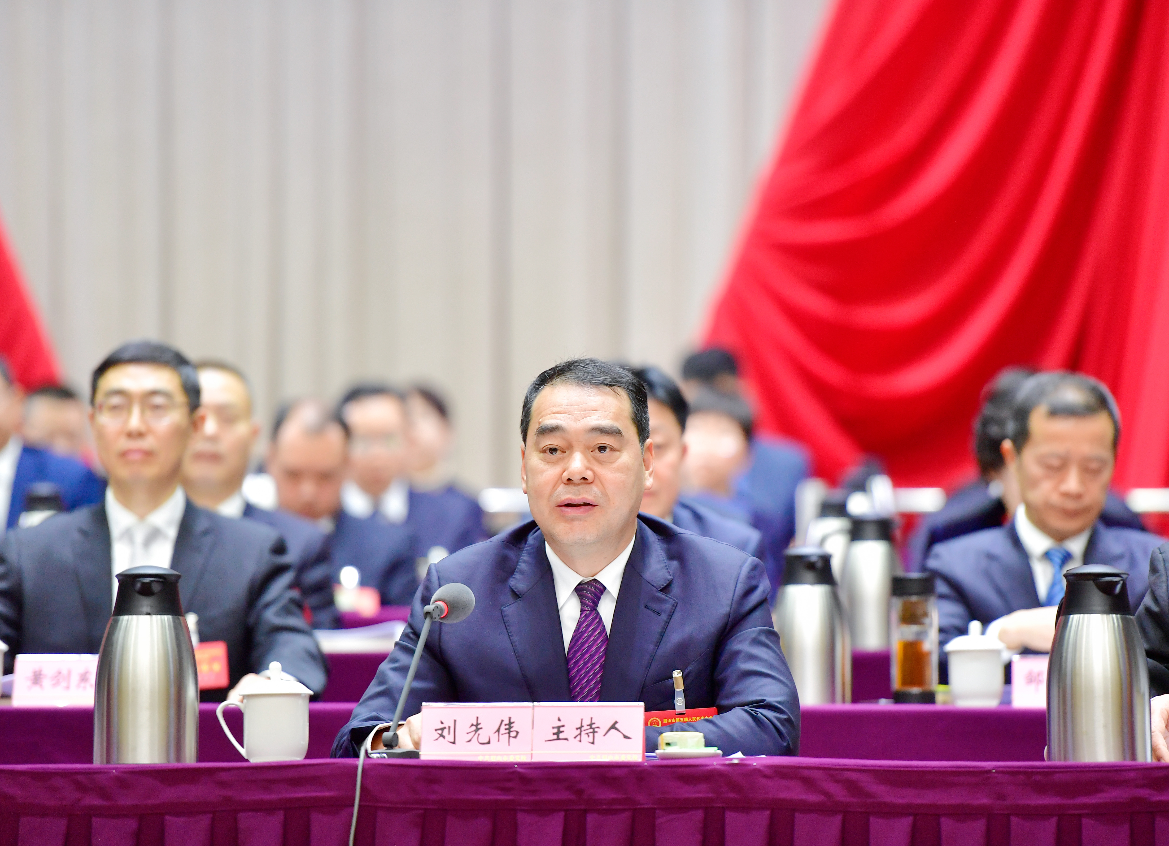  市人大常委会主任刘先伟主持会议。眉山融媒记者 廖波 摄