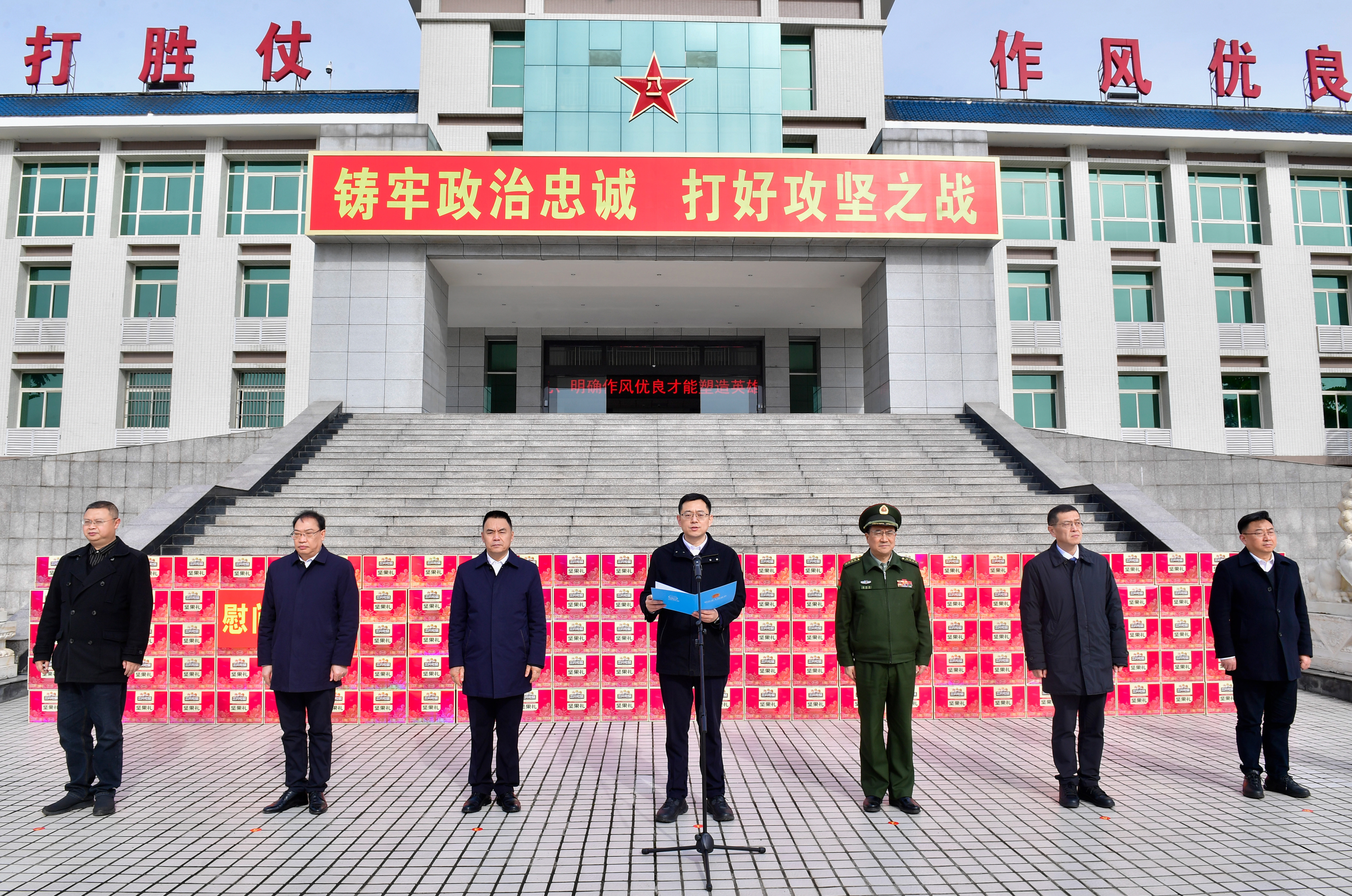 王斌达y佣兵慰问图.jpg