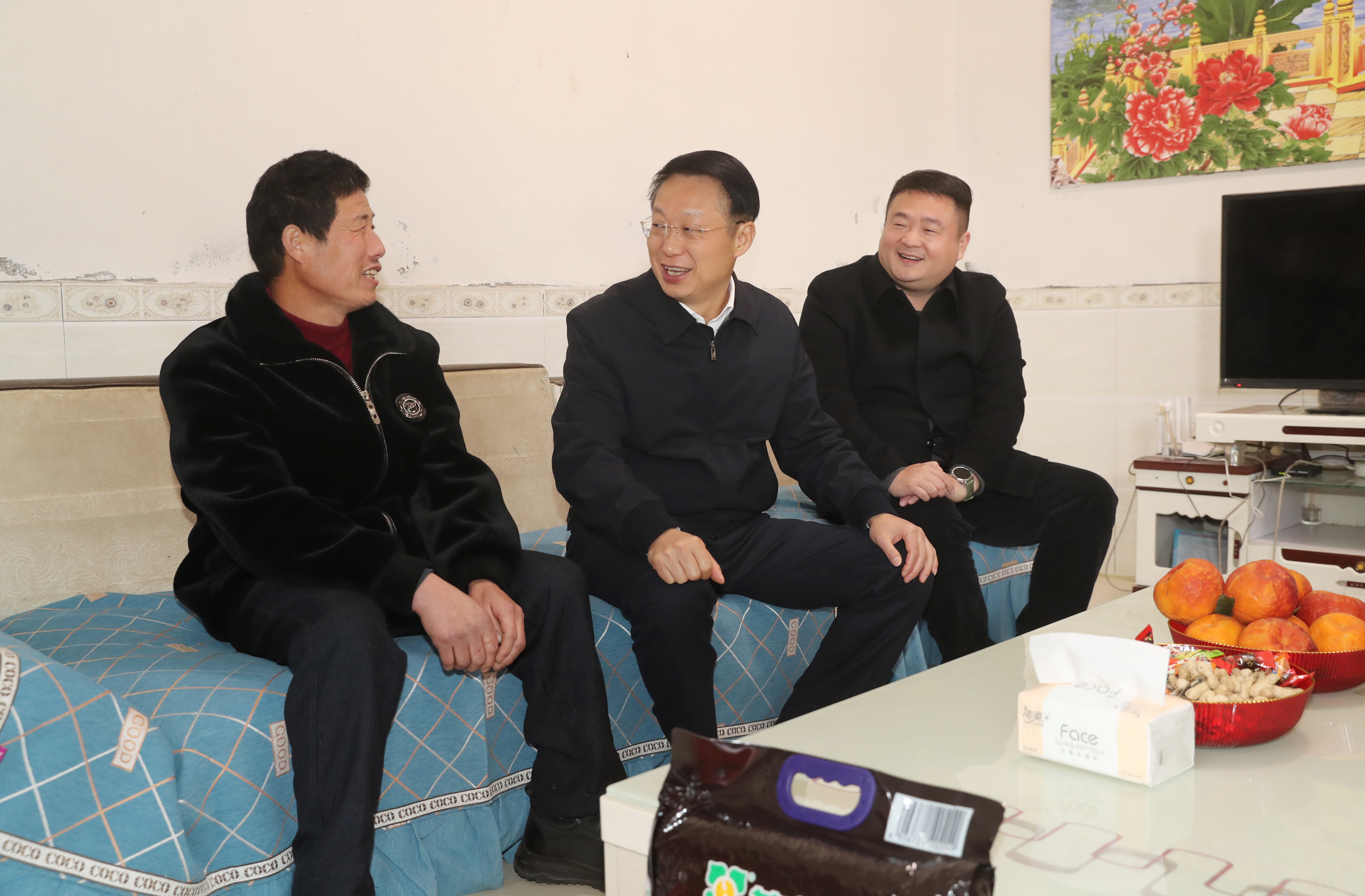  1月26日，黄河在东坡区尚义镇铁炉村3组，走访慰问防返贫监测户杨绍田。