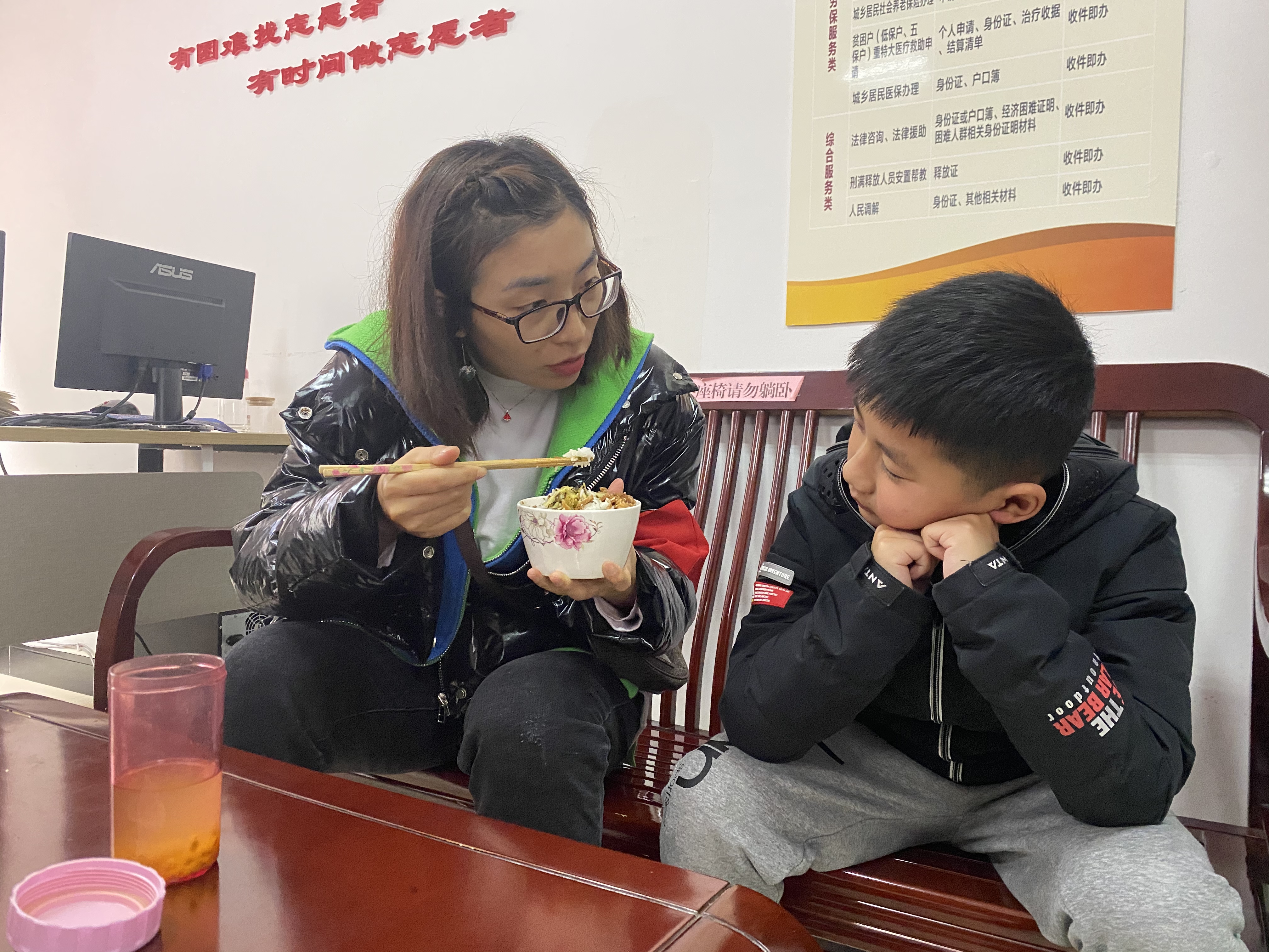 车成敏吃着儿子送的饭菜.