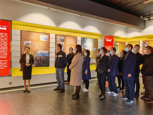 展览馆里,党员们认真学习革命先烈的英雄事迹。 展览馆里,党员们认真学习革命先烈的英雄事迹。