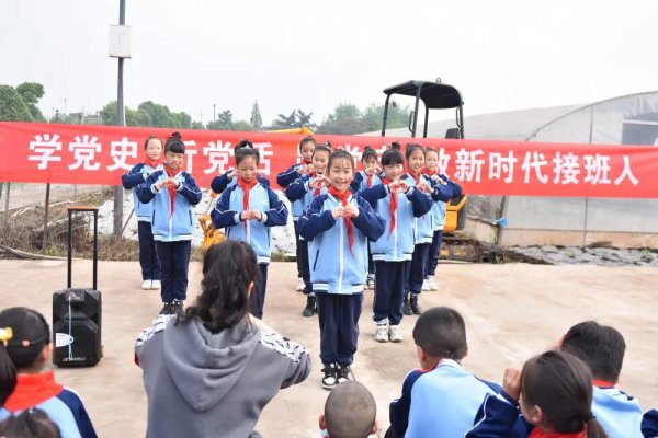  “盛开”在田间的党史课。