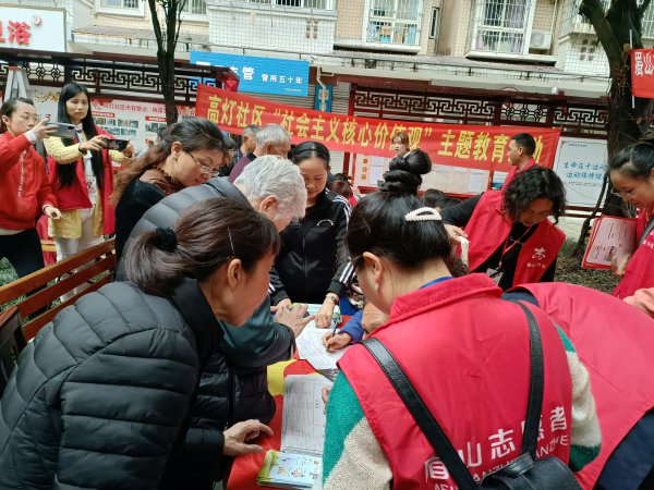  知识问答活动吸引了众多居民参与。