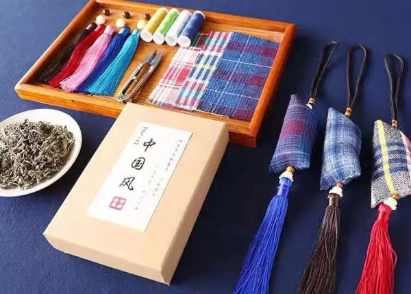 制作香囊图。 制作香囊图。