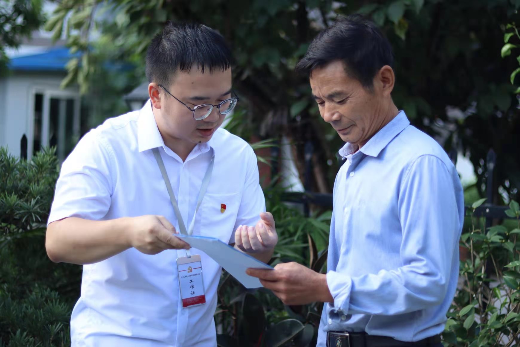 纪检监察干部向群众宣传小微权力“监督一点通”平台的操作知识。 (1).jpg