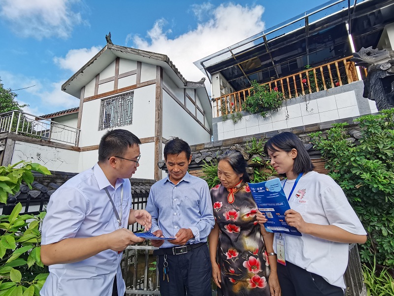 纪检监察干部向群众宣传小微权力“监督一点通”平台的操作知识。 (2).jpg