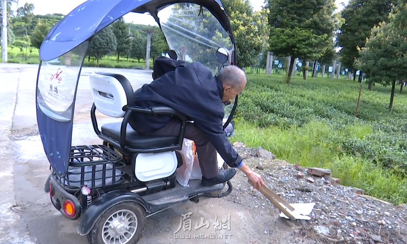 一个编织袋、一个木夹,一辆电动三轮车,何道贤开启环保之旅 (1).png