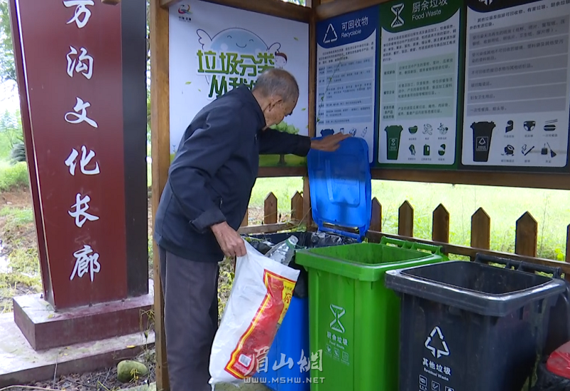 古稀老人热心环保,每天义务捡垃圾 (1).png