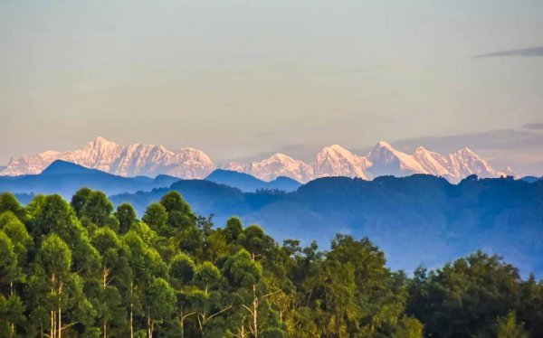 洪雅城中看雪山 范自节 摄.jpg