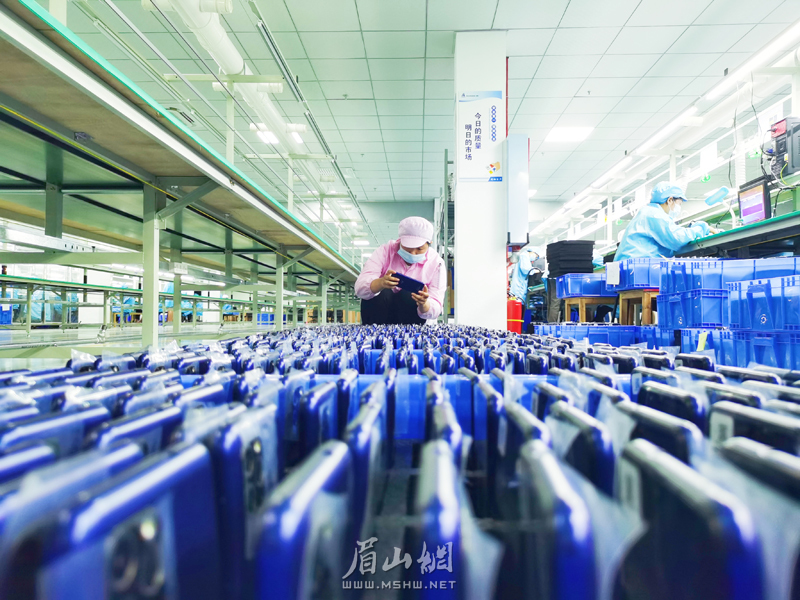 在仁寿县卓航电子科技有限公司内，工人们正在赶制出口订单。.jpg