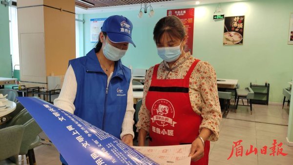 工作人员向经营者宣传网络安全知识。 工作人员向经营者宣传网络安全知识。