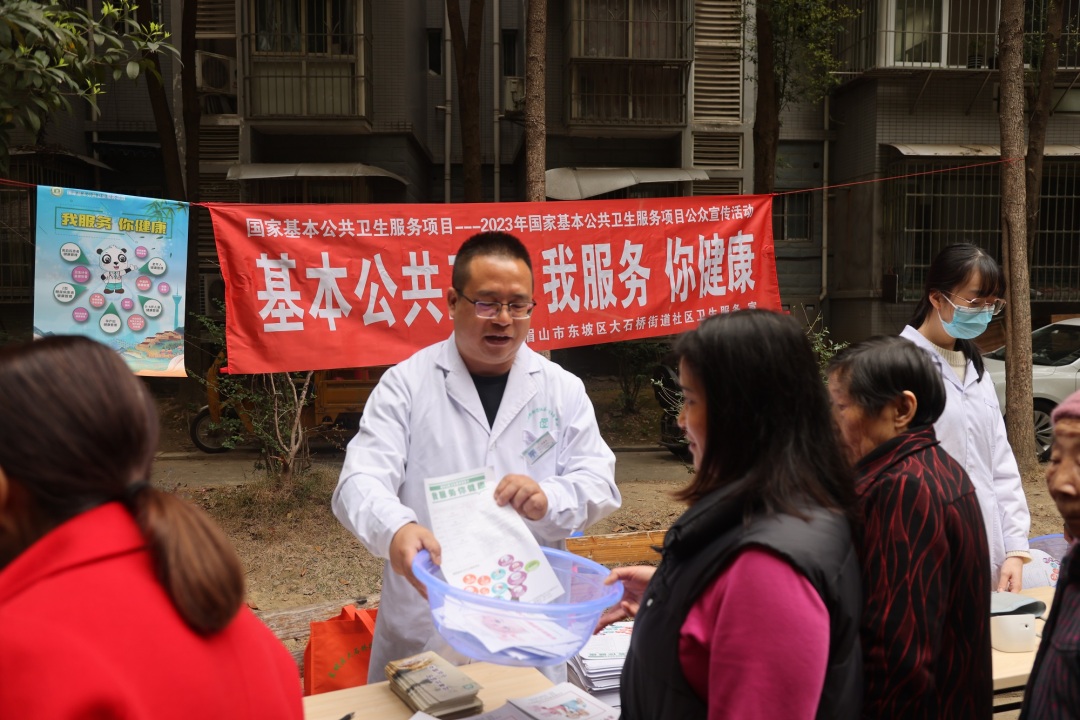正在向居民宣传“国家基本公共卫生服务项目”的重要意义、服务政策、服务内容和接受服务的渠道。.JPG
