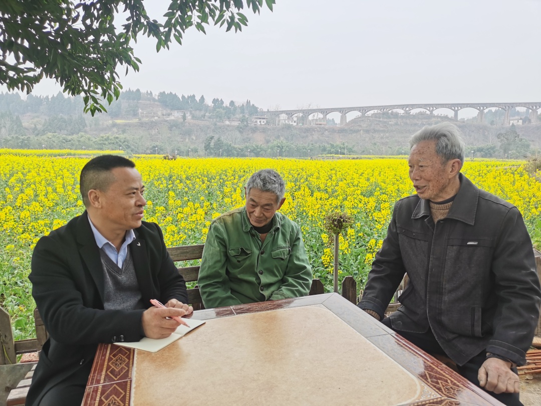 蔡兵与群众共话发展。 (1).jpg
