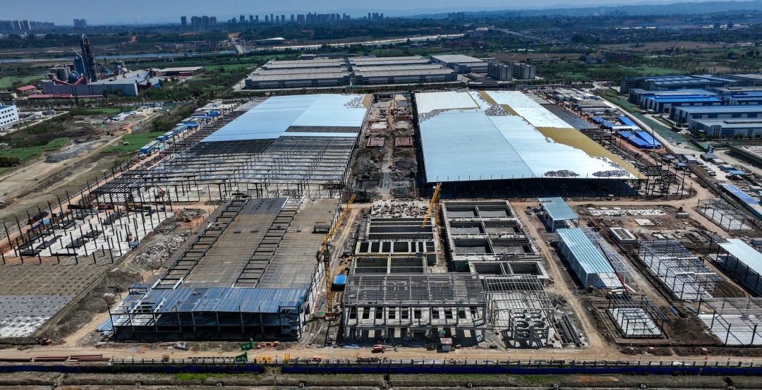 通威32GW太阳能电池项目（一期）施工现场一派热火朝天。.jpg