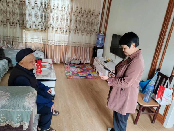  幸福村干部到黄春林老人家中办理认证。