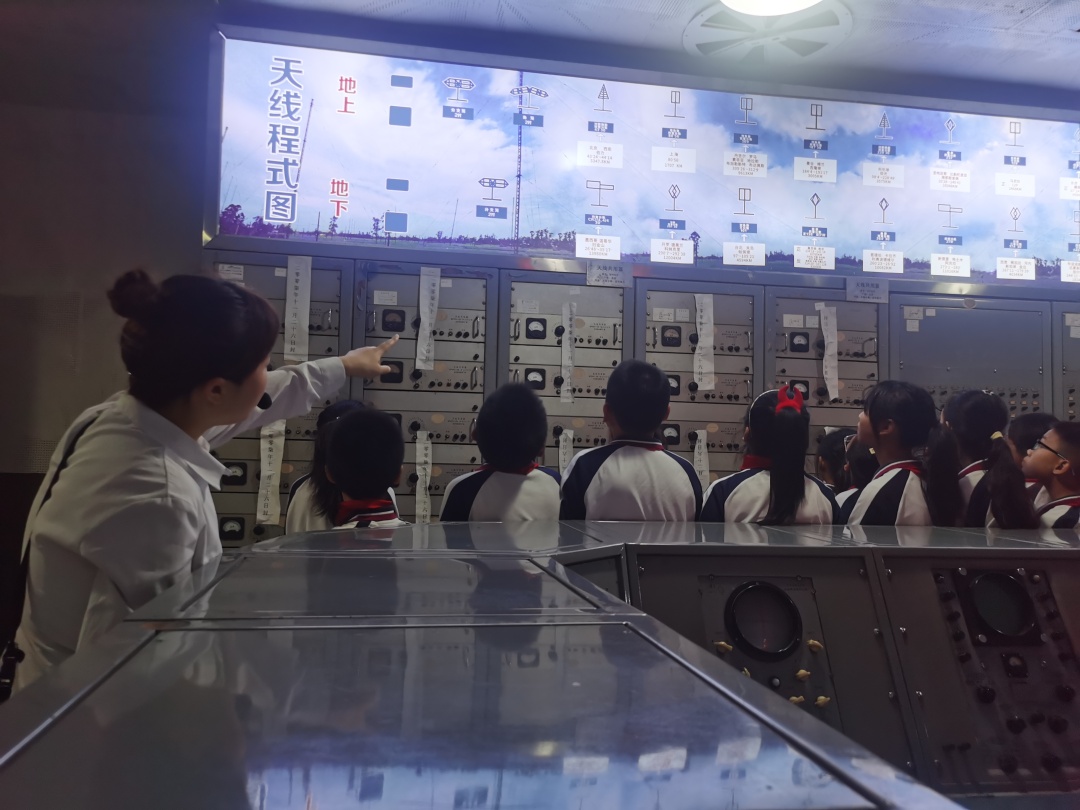 同学们一边参观一边听讲解员介绍。.jpg