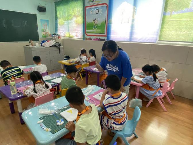 孩子们做手工。