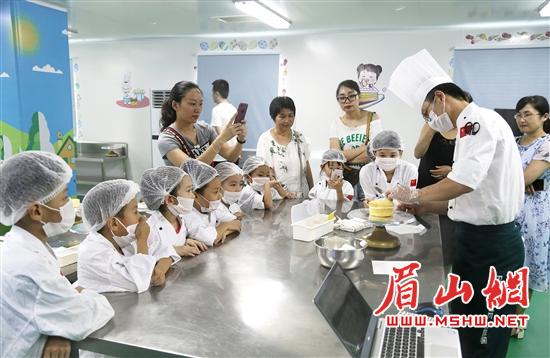 孩子和家长们学习蛋糕制作工序。.jpg