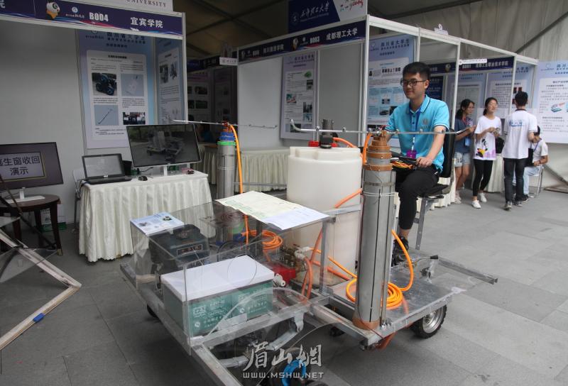 宜宾学院展示的多地形农药喷洒车.JPG