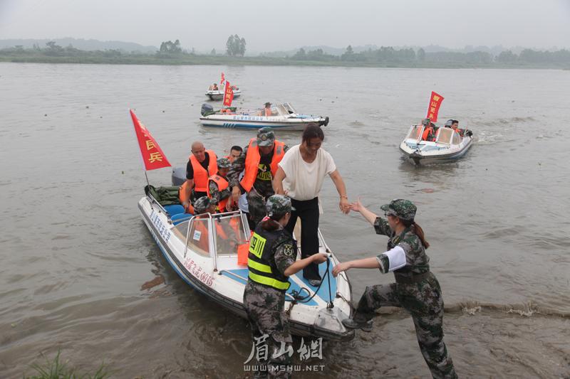 被困群众被救出.jpg