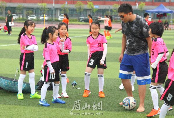 学生和教师一起互动。.jpg