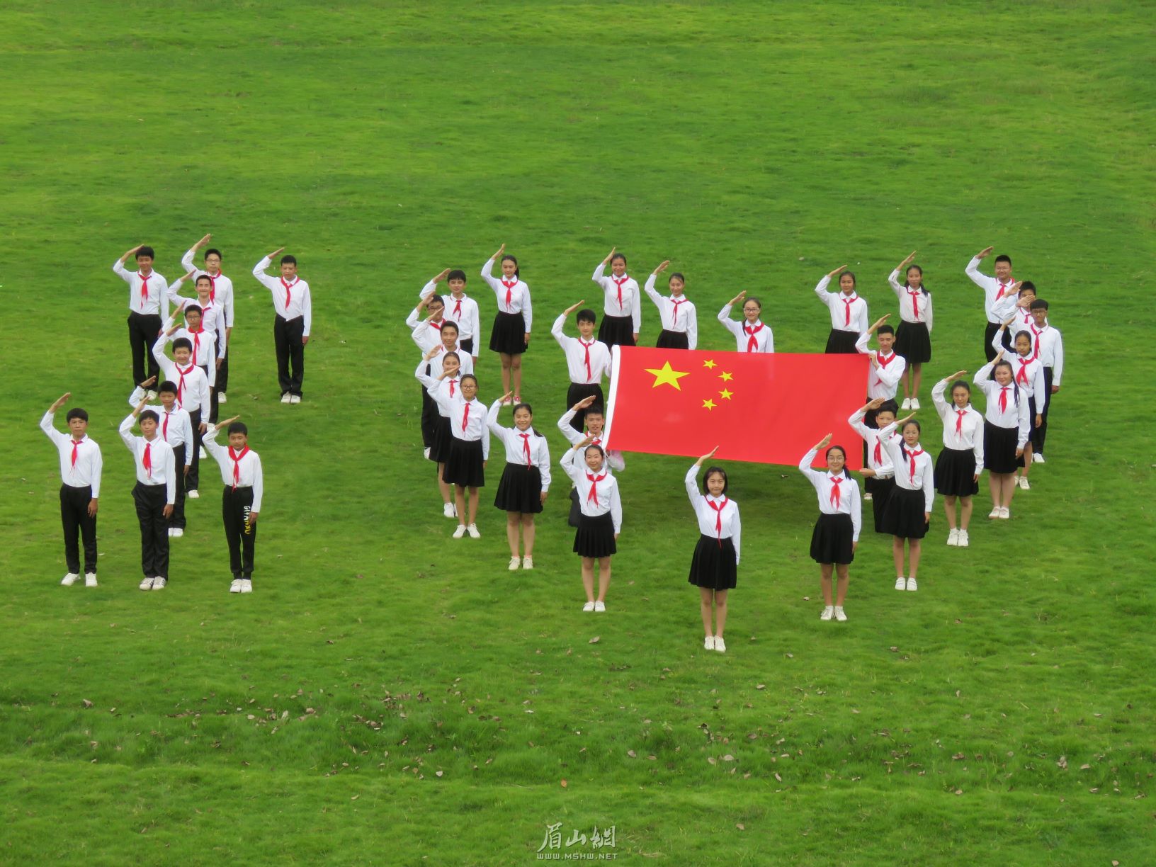1.2.我爱五星红旗-黑龙滩镇光相九年制学校-王婷、杨晓琴.jpg 1.2.我爱五星红旗-黑龙滩镇光相九年制学校-王婷、杨晓琴.jpg