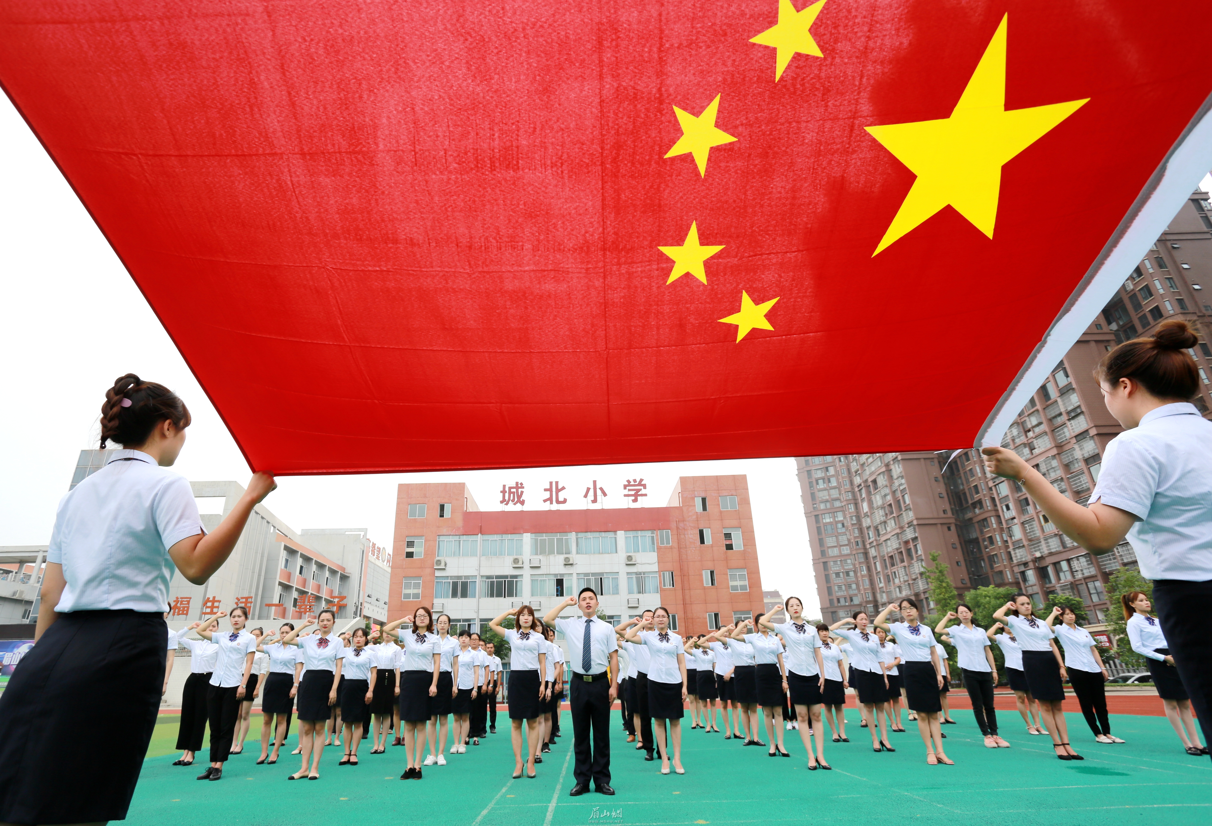 2.5国旗下的誓言-仁寿县城北小学-杨丽.JPG 2.5国旗下的誓言-仁寿县城北小学-杨丽.JPG