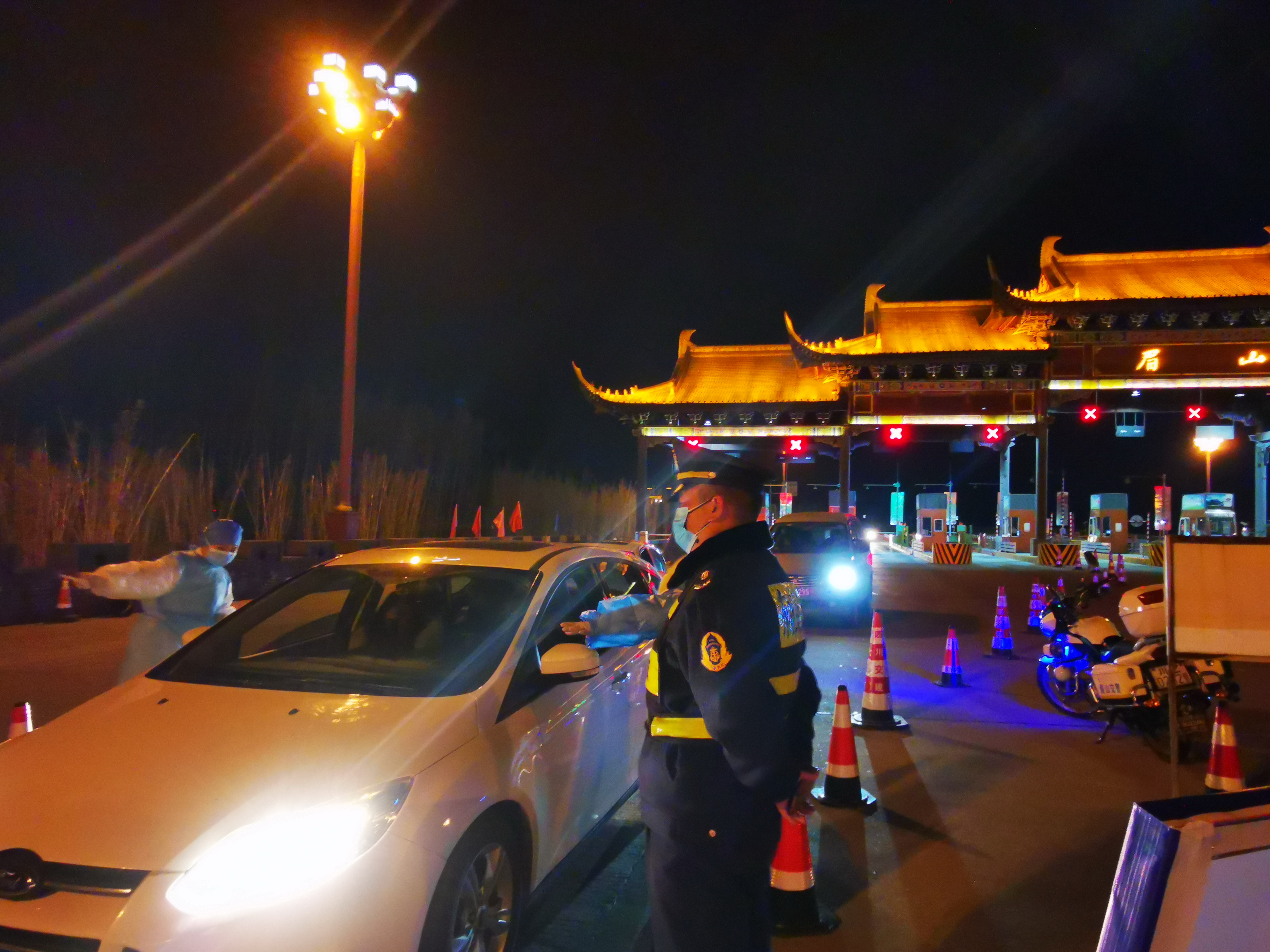 全市交通运输系统24小时一线在岗防控。.JPG