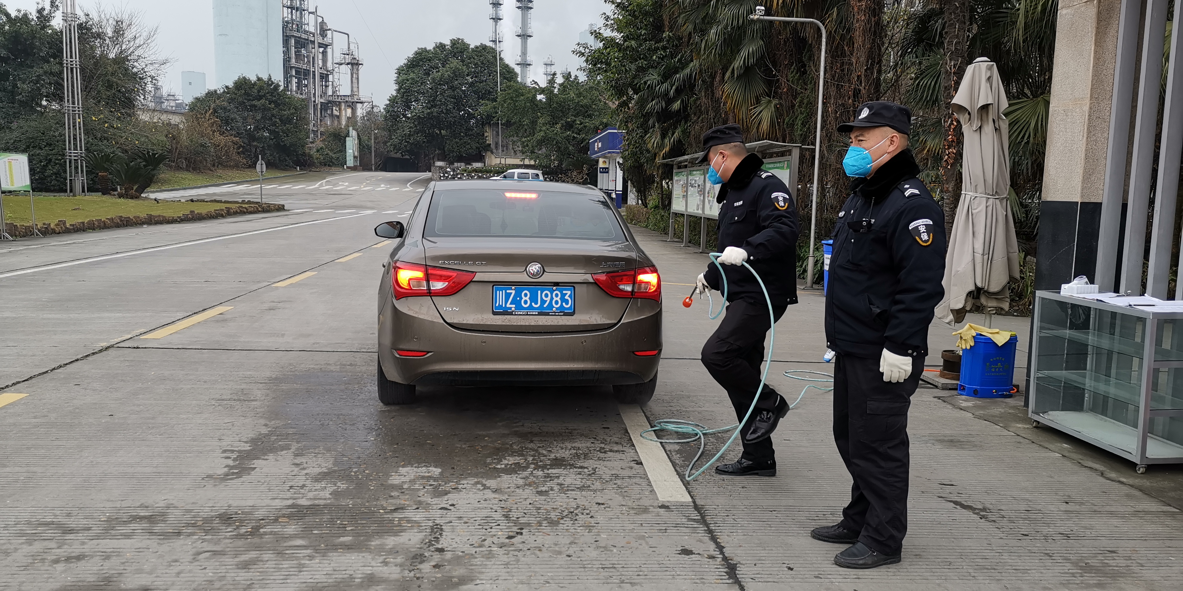 川金象：对车辆进行全面的消毒。.jpg