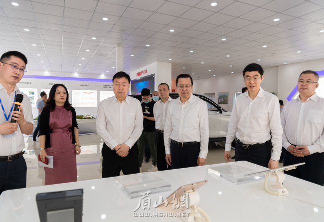 29日，崔志伟一行在眉山信利高端显示项目听取项目规划、产业招引、发展前景等情况介绍。（眉山网记者 杨槐 摄）.jpg