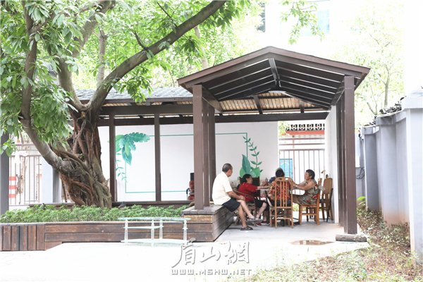 居民在工务段小区新建的凉亭内休闲娱乐。.JPG