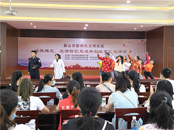 音乐情景剧《逆行的身影》，深深打动在场群众。.jpg