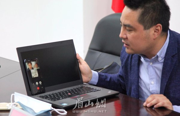  与企业在线洽谈项目。