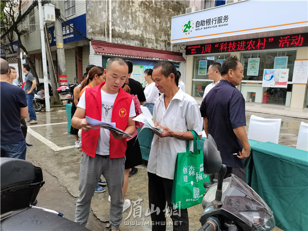 志愿者向过往群众讲解科技知识。.jpg