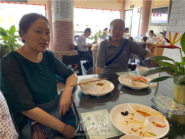 食客自觉做到光盘。.jpg