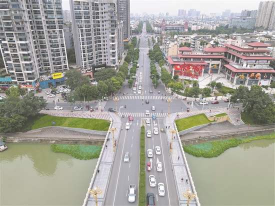 完善城市功能，提升城市品质。 本报记者 彭威楠 摄.jpg